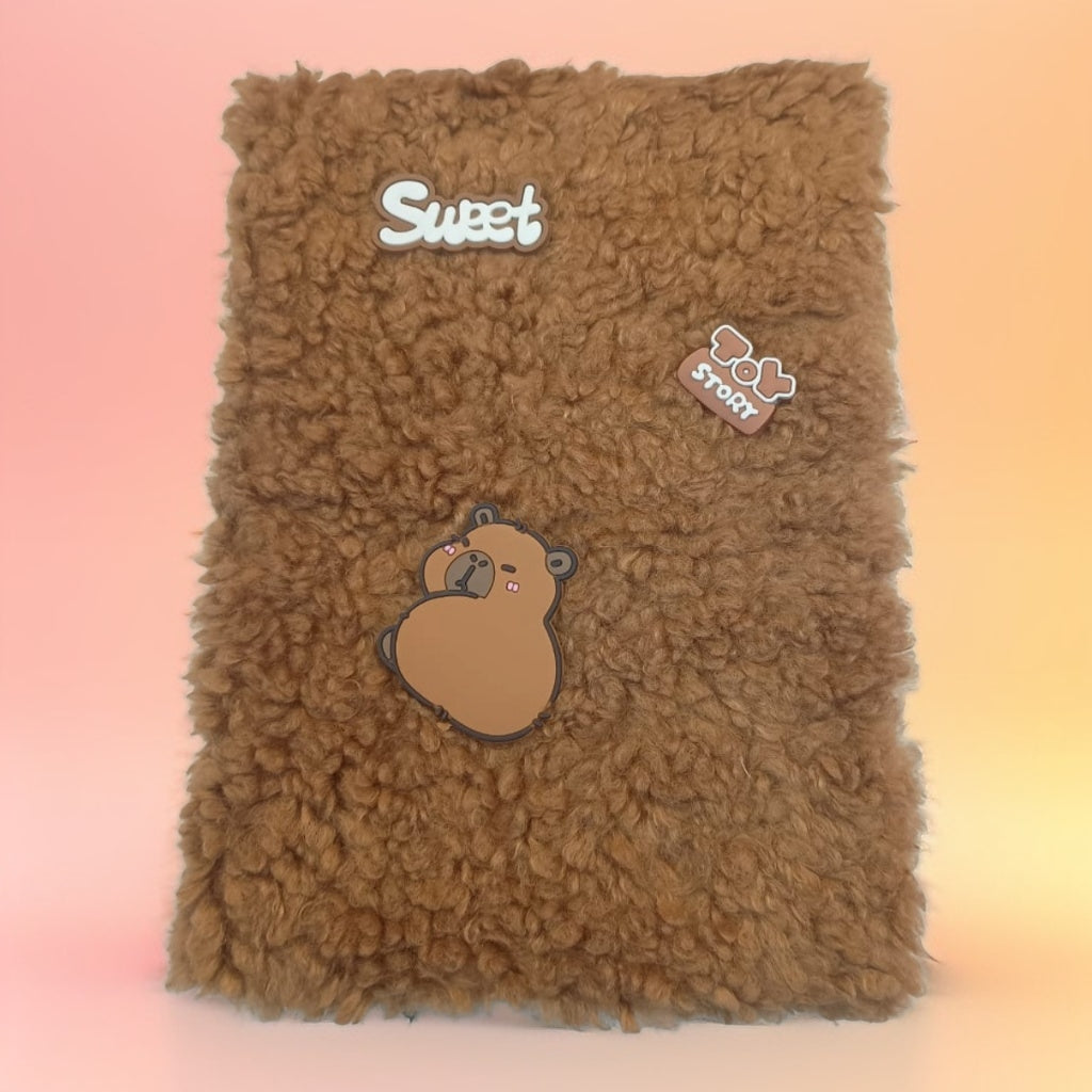 Cuaderno con personajes y peluche