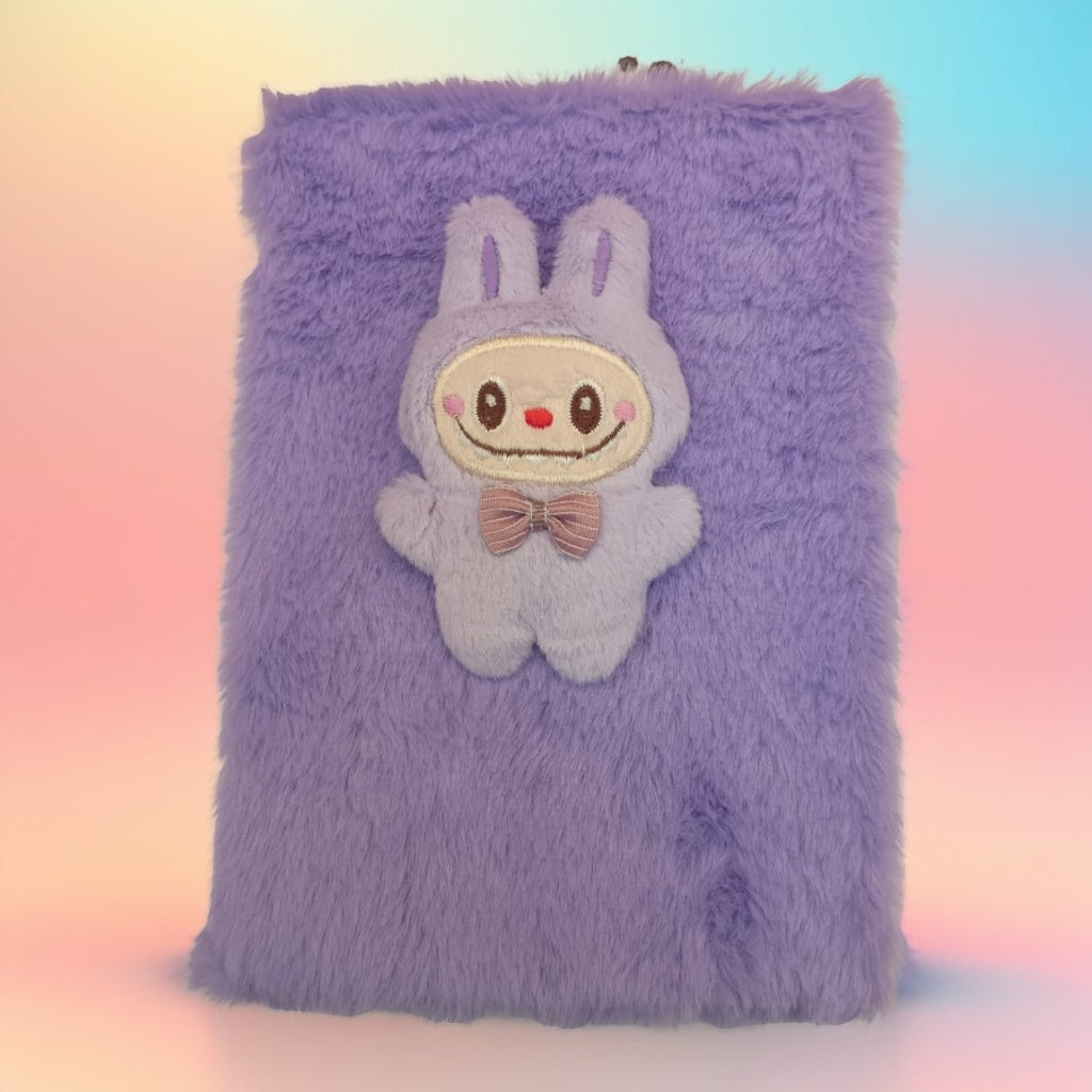 Cuaderno con personajes y peluche