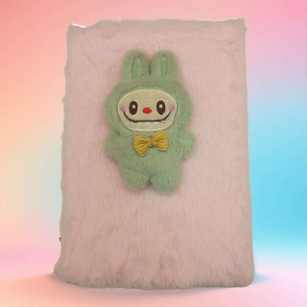Cuaderno con personajes y peluche