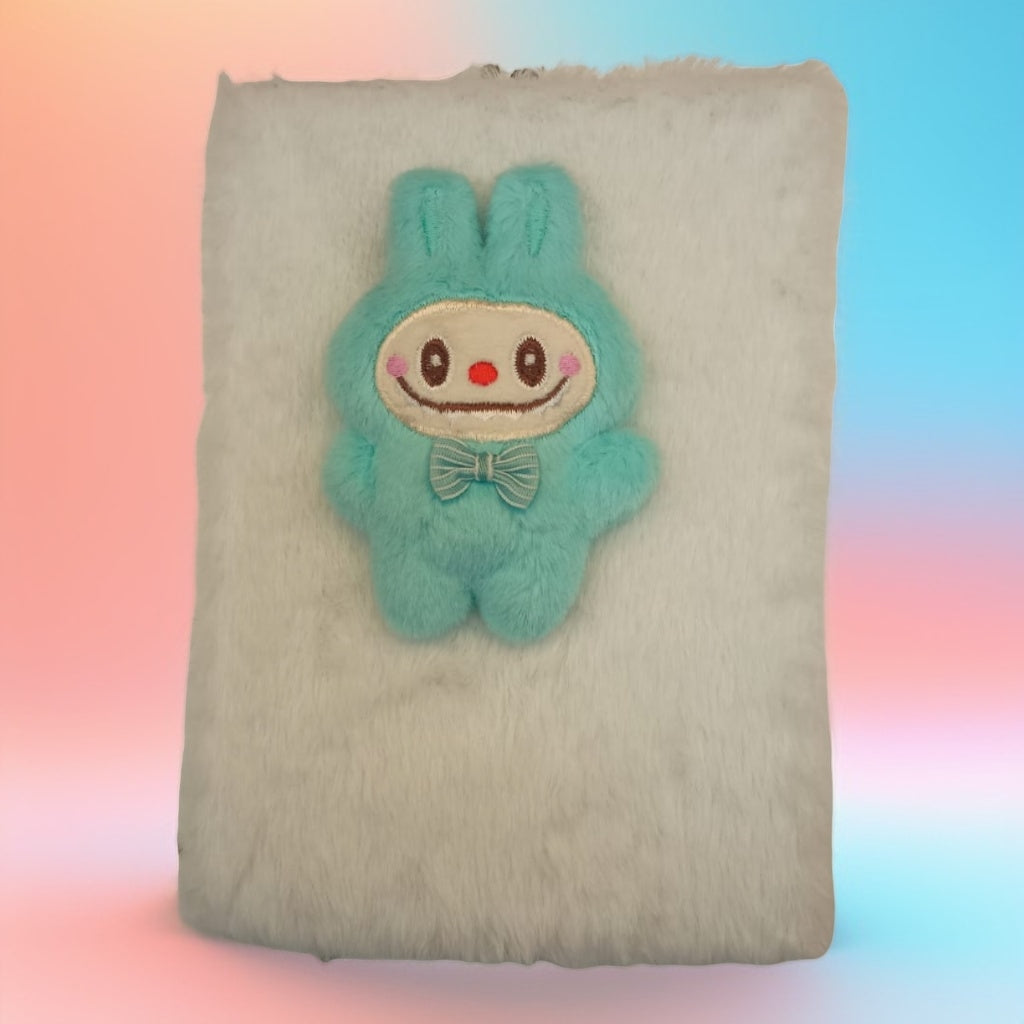 Cuaderno con personajes y peluche