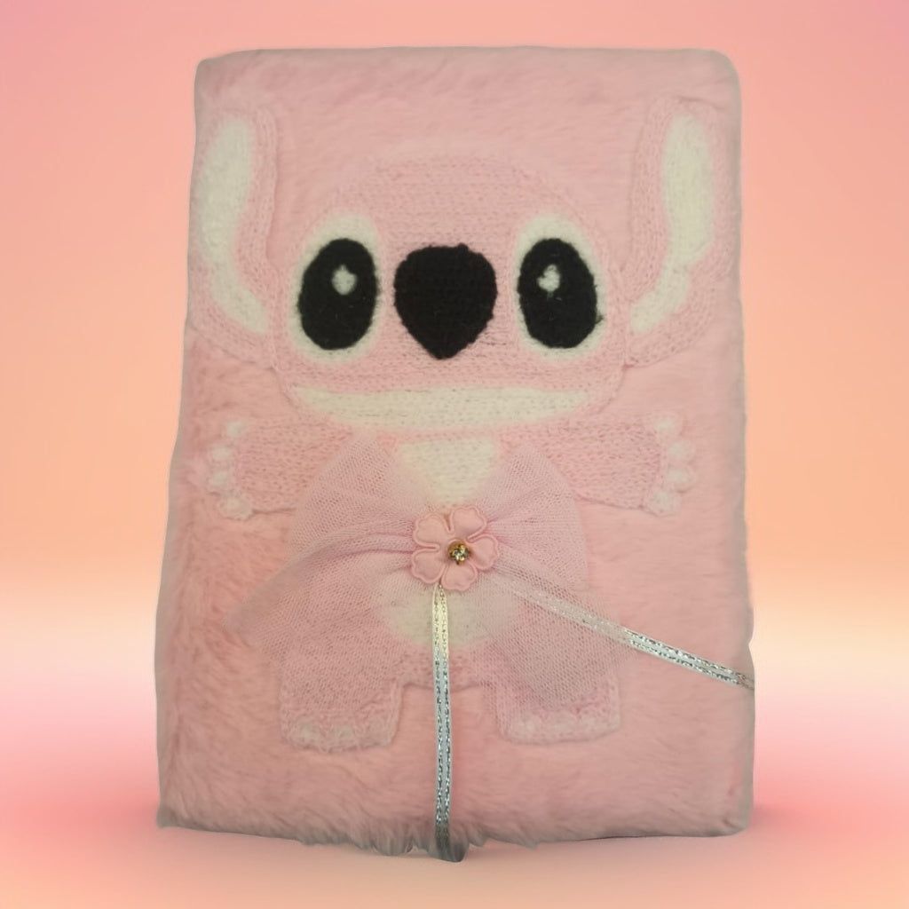 Cuaderno con personajes y peluche