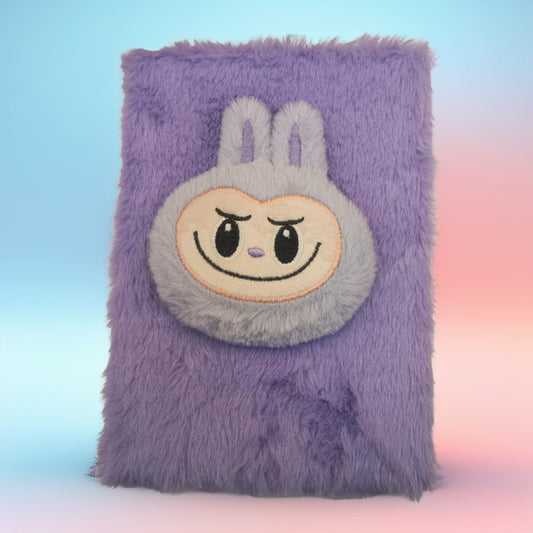 Cuaderno con personajes y peluche